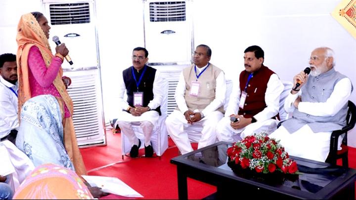 प्रधानमंत्री श्री नरेंद्र मोदी ने विभिन्न योजनाओं के हितग्राहियों से किया संवाद
